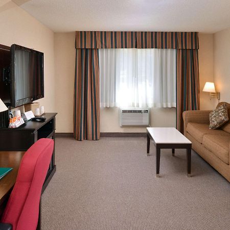 Quality Inn & Suites Walnut - City Of Industry Екстериор снимка